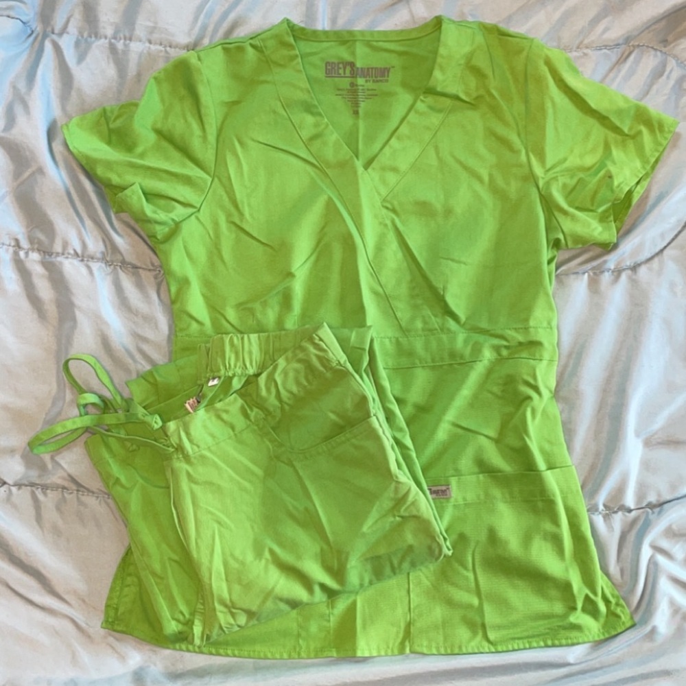 Greys anatomy scrub set size xs, lime green